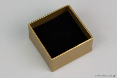 Το εσωτερικό του κουτιών αποτελείται από μαύρο βελούδο και σχεδιάστηκε σύμφωνα με τις ανάγκες των φιλοξενούμενων κοσμημάτων της Κατερίνας Μακρυγιάννη.