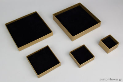 Κάθε κουτί διαθέτει βελούδινο εσωτερικό με εγκοπές ειδικά σχεδιασμένες και προσαρμοσμένες στα φιλοξενούμενα κοσμήματα.