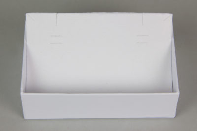 Το κουτί διαθέτει εσωτερικό από λευκό βελούδο, άριστης ποιότητας και εγκοπές για τα κοσμήματα MÉRBABE.