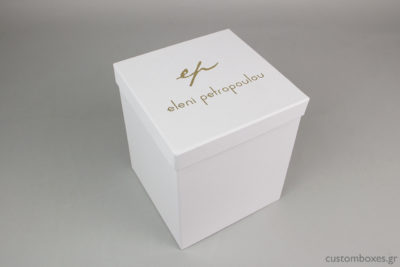 Σκληρό κουτί κοσμημάτων σε λευκό χρώμα με τυπωμένο στο καπάκι το λογότυπο της σχεδιάστριας Ελένης Πετροπούλου.